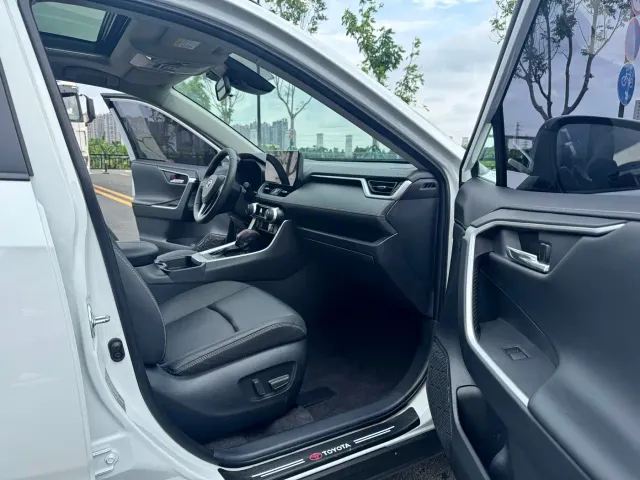 Toyota RAV4 — Фото автомобиля 7