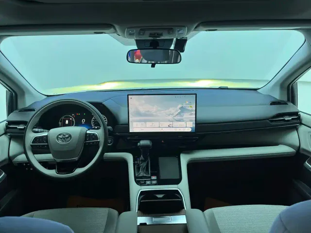 Toyota Sienna — Фото автомобиля 9