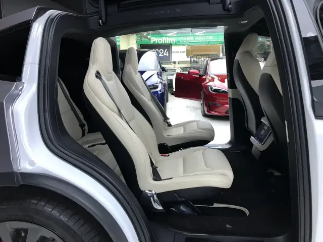 Tesla Model X — Фото автомобиля 17