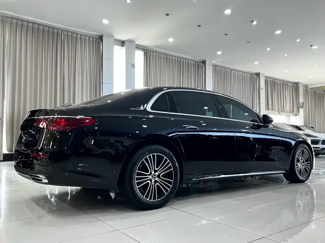 Mercedes-Benz E-Class — Фото автомобиля 4