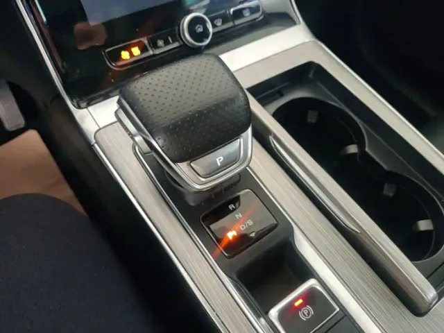 Roewe RX5 — Фото автомобиля 13