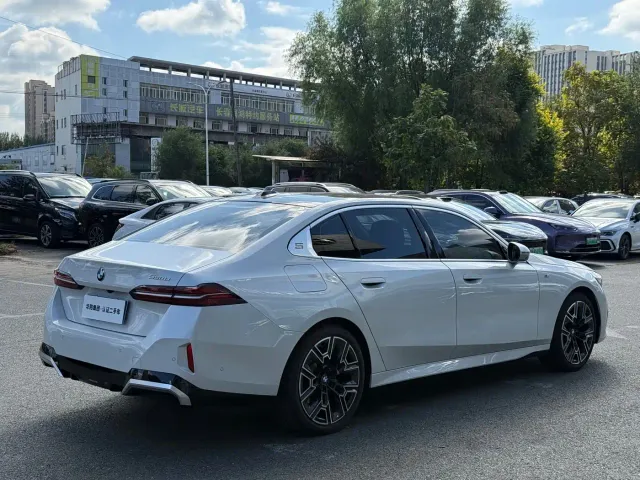 BMW 5 Series — Фото автомобиля 4