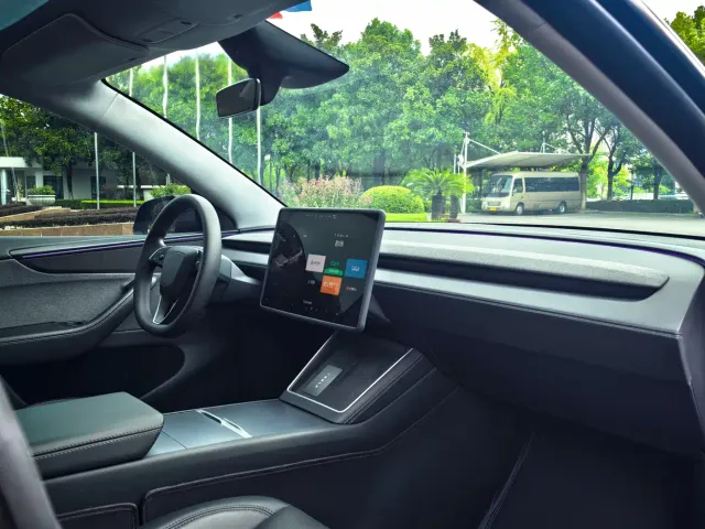 Tesla Model Y — Фото автомобиля 4