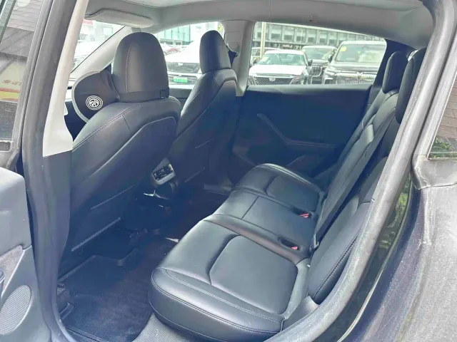 Tesla Model Y — Фото автомобиля 14