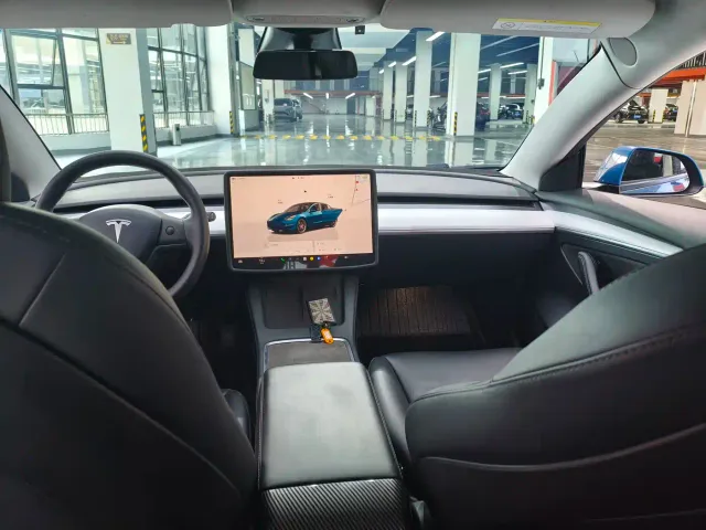 Tesla Model 3 — Фото автомобиля 6