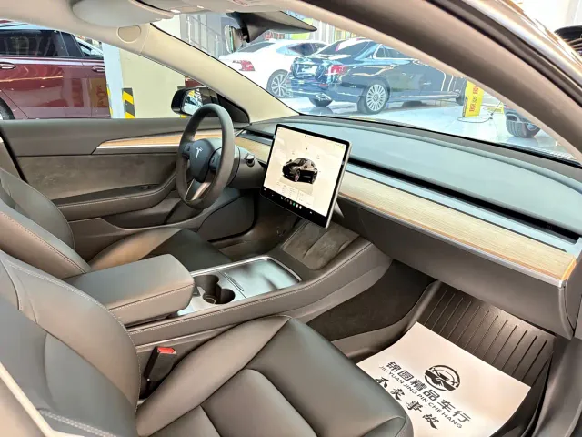 Tesla Model 3 — Фото автомобиля 17