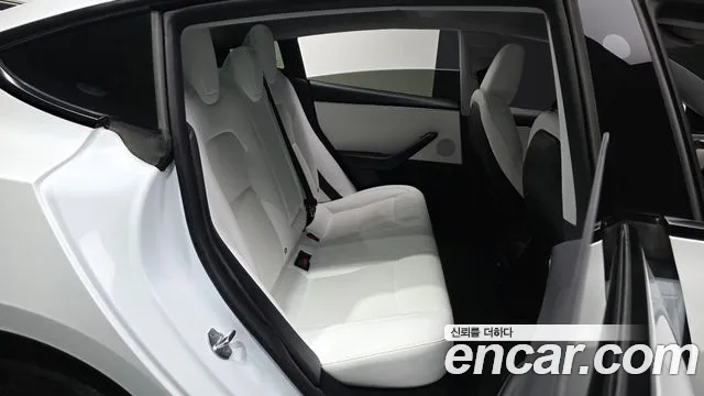 Tesla Model 3 — Фото автомобиля 12