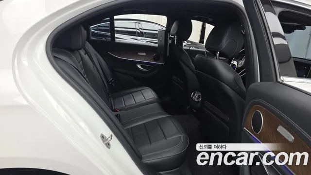 Mercedes-Benz E-Class — Фото автомобиля 12