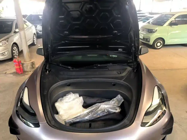 Tesla Model 3 — Фото автомобиля 16