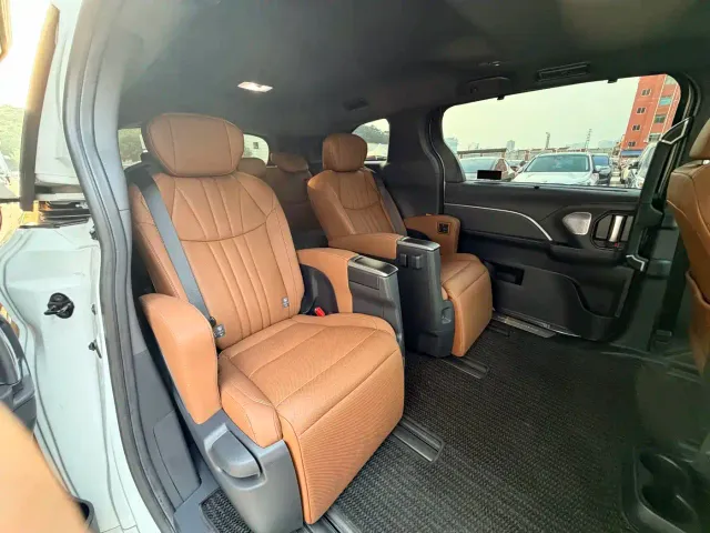 Toyota Sienna — Фото автомобиля 12