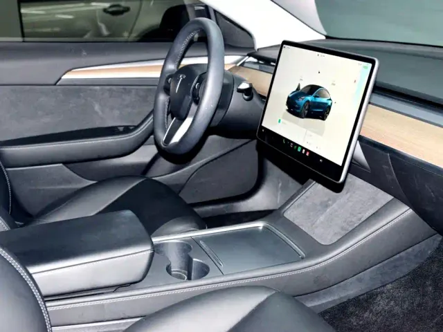 Tesla Model 3 — Фото автомобиля 15