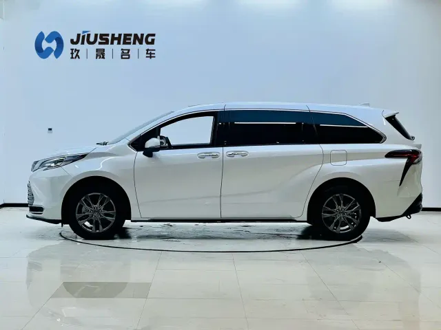 Toyota Sienna — Фото автомобиля 3