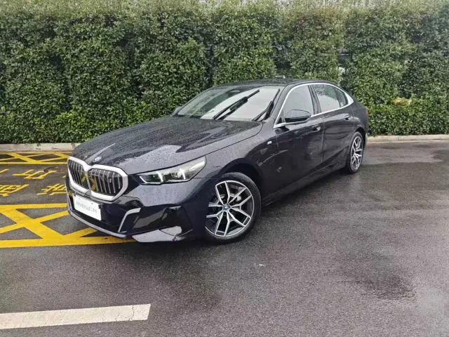 Фотография автомобиля — BMW i5