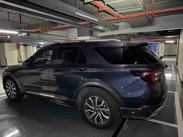 Ford Explorer — Фото автомобиля 2