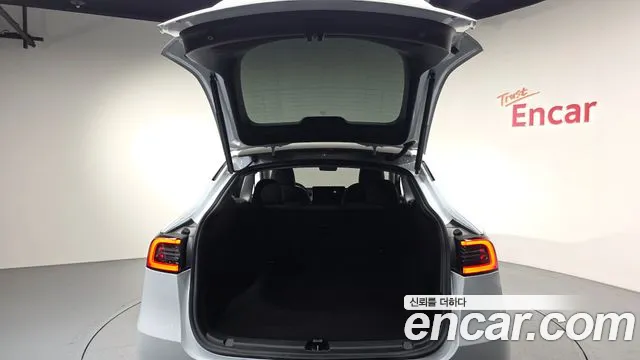 Tesla Model Y — Фото автомобиля 25