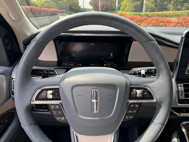 Lincoln Navigator — Фото автомобиля 10