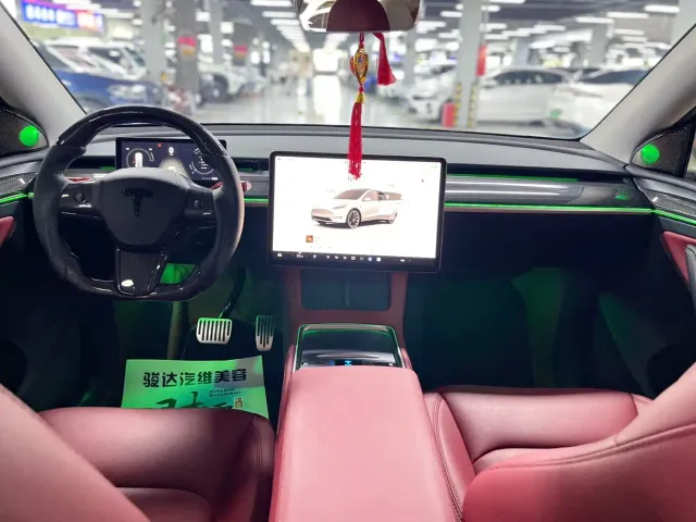 Tesla Model Y — Фото автомобиля 14