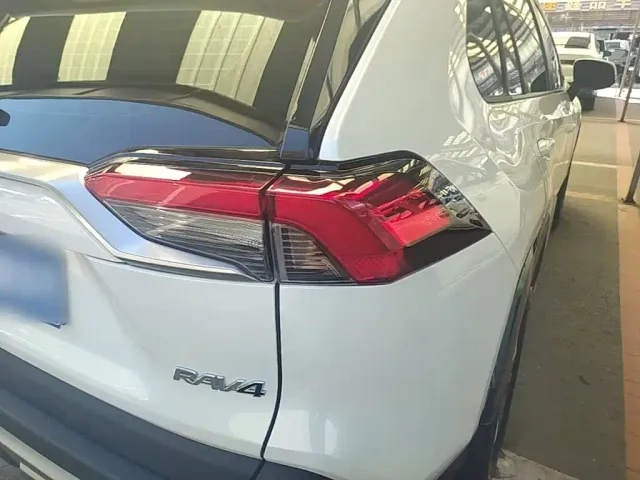 Toyota RAV4 — Фото автомобиля 7