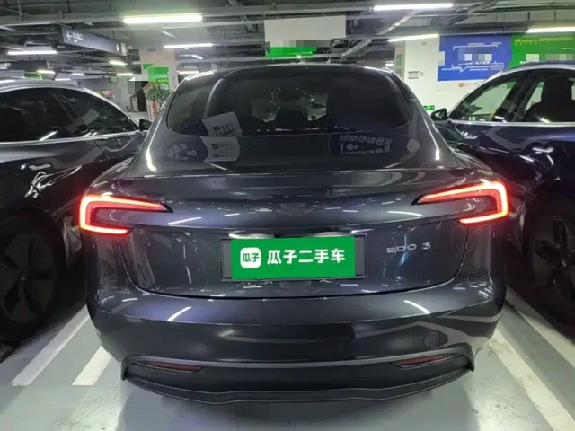 Tesla Model 3 — Фото автомобиля 5