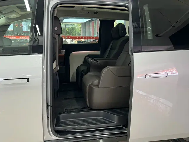 Li Auto MEGA — Фото автомобиля 6
