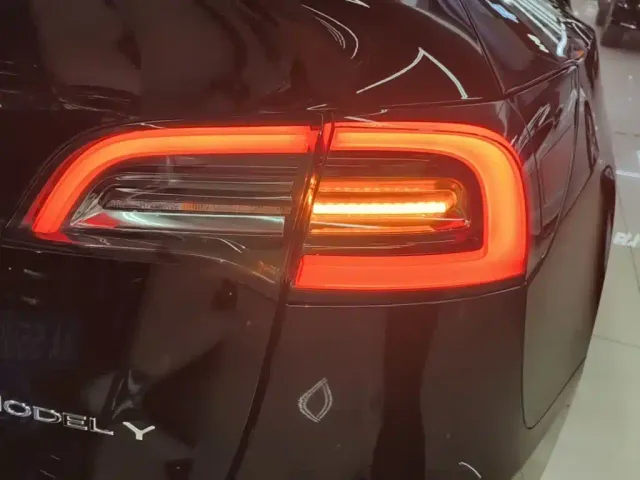 Tesla Model Y — Фото автомобиля 7