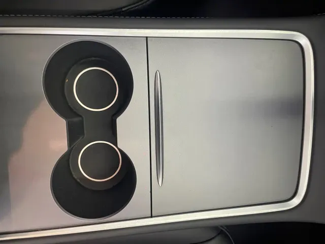 Tesla Model Y — Фото автомобиля 25