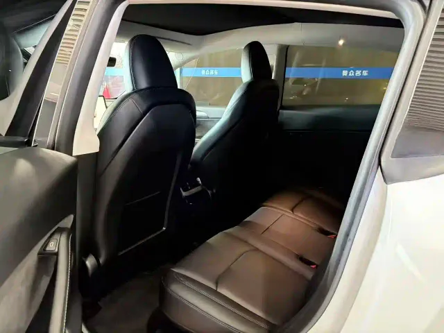 Tesla Model Y — Фото автомобиля 7