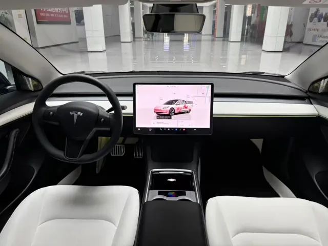 Tesla Model 3 — Фото автомобиля 13