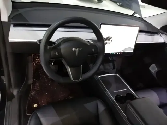 Tesla Model Y — Фото автомобиля 9