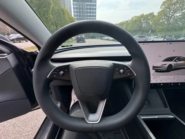 Tesla Model 3 — Фото автомобиля 6