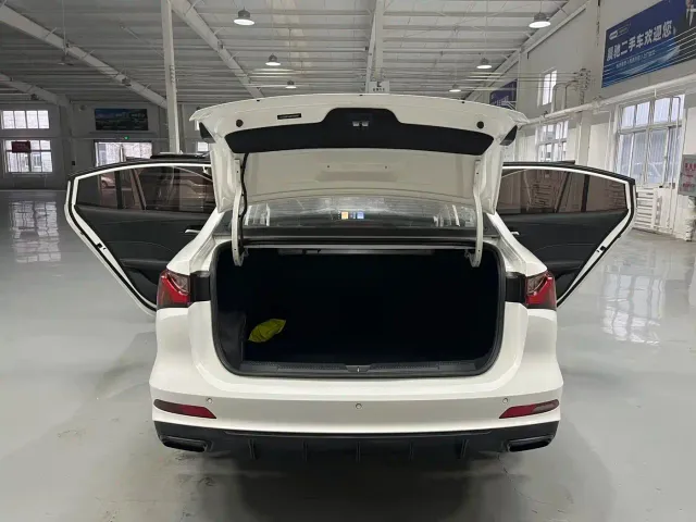 Roewe i5 — Фото автомобиля 17