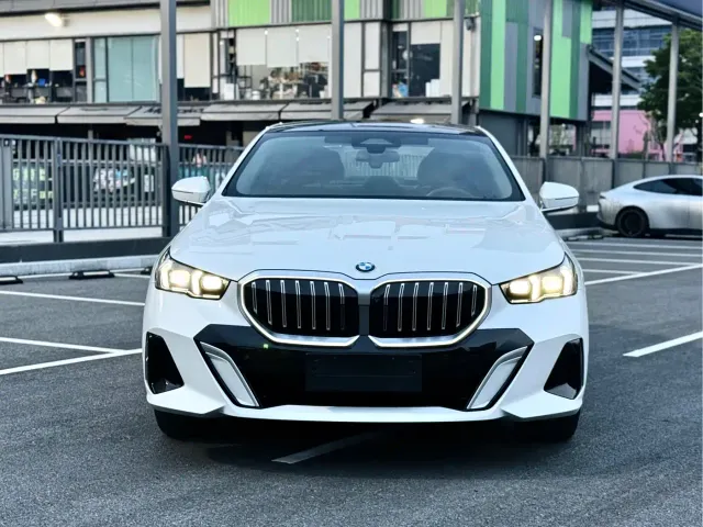 BMW 5 Series — Фото автомобиля 3