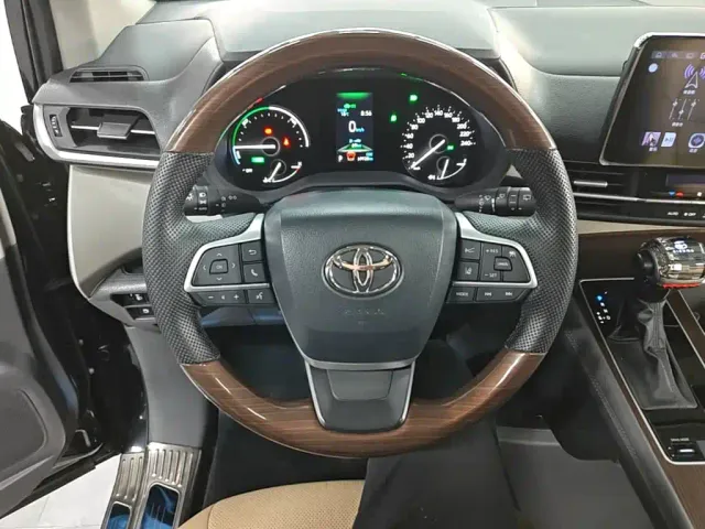 Toyota Sienna — Фото автомобиля 10