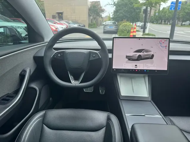 Tesla Model 3 — Фото автомобиля 12
