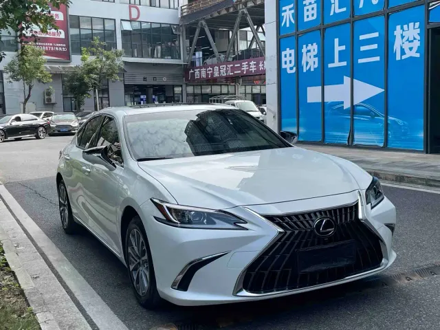 Lexus ES — Фото автомобиля 3
