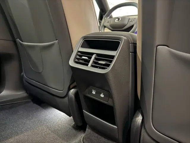 Volvo XC70 Plug-in Hybrid — Фото автомобиля 13
