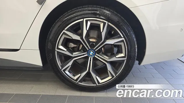 BMW i4 — Фото автомобиля 19