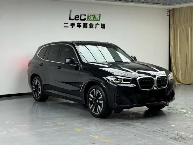BMW iX3 — Фото автомобиля 3