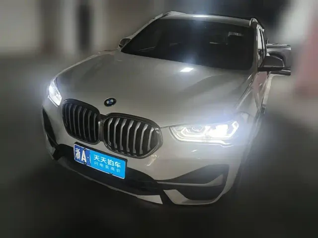 Фотография автомобиля — BMW X1