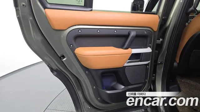 Land Rover Defender — Фото автомобиля 14