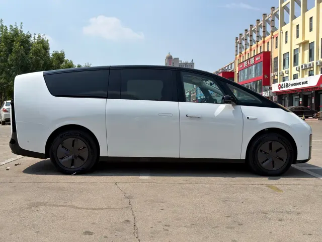 Li Auto MEGA — Фото автомобиля 19
