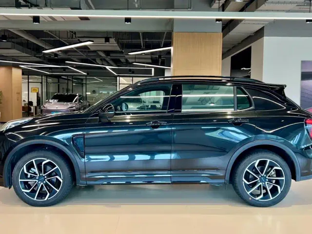Lynk & Co 01 — Фото автомобиля 3