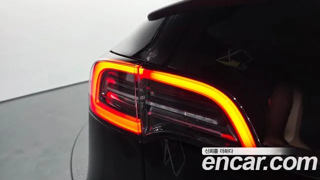Tesla Model Y — Фото автомобиля 22