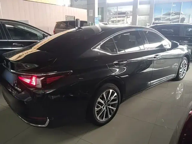 Lexus ES — Фото автомобиля 6