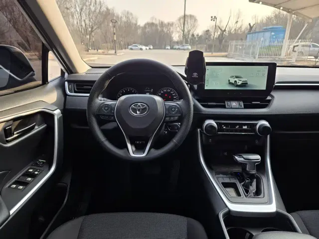 Toyota RAV4 — Фото автомобиля 10
