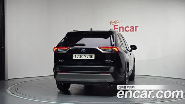 Toyota RAV4 Generation 5 — Фото автомобиля 4