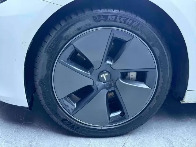 Tesla Model 3 — Фото автомобиля 4