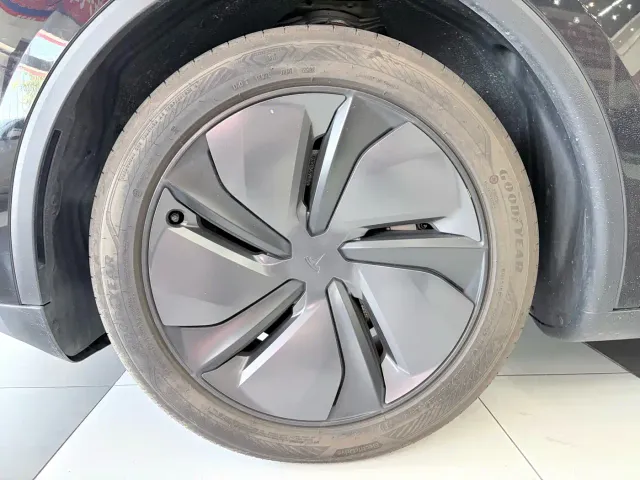 Tesla Model Y — Фото автомобиля 13