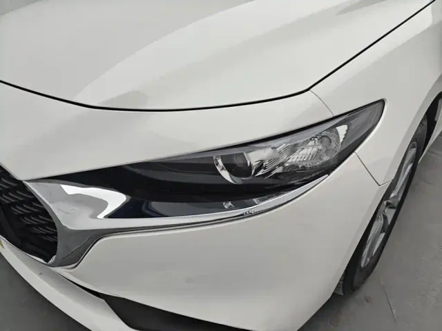 Mazda Axela — Фото автомобиля 12