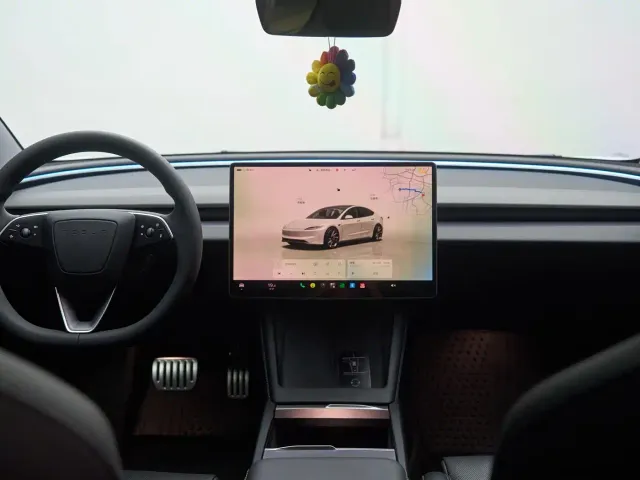Tesla Model 3 — Фото автомобиля 14